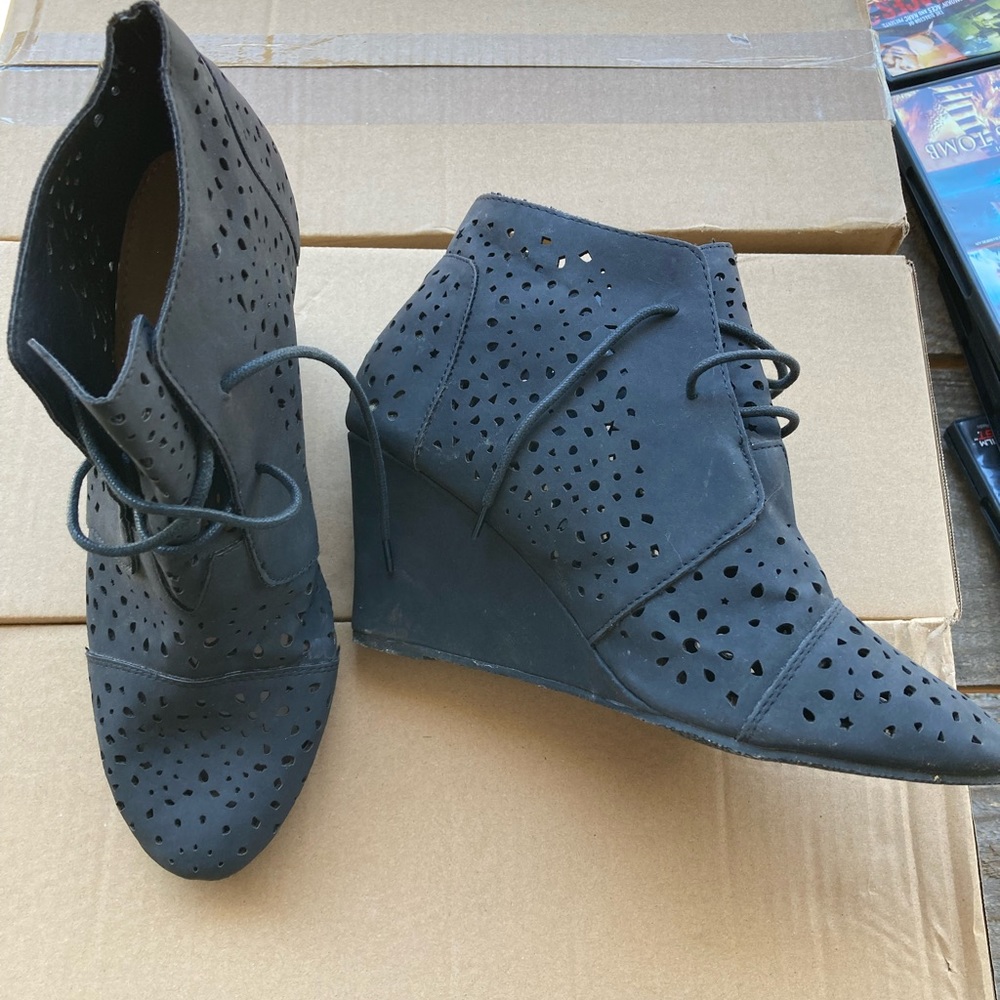 Yoki Black women’s size 10 black wedges